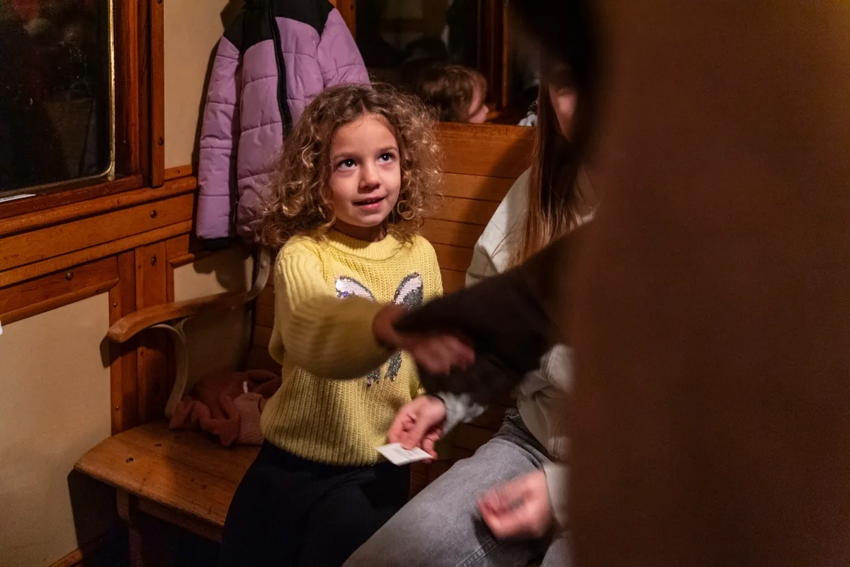 Erwartungsvoll wurden die beiden prominenten Fahrgäste im Zug Willkommen geheissen. Grosser Andrang beim Samichlaus in Bauma.